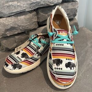 Ariat Hilo Buffalo Print Fabric upper,
Mesh lining,FLX foam sole,Moc toe,slip on